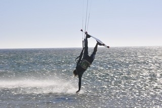 Un profesional del kitesurf